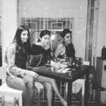 Shriya Saran Instagram – #outoftheblue @dhrutidave and Divya. #latenightcoffee #catchingup