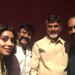 Shriya Saran Instagram - My selfie moment #gautamiputrasatakarni #chandrababunaidu #thankyou #krishhhh #balayagaru