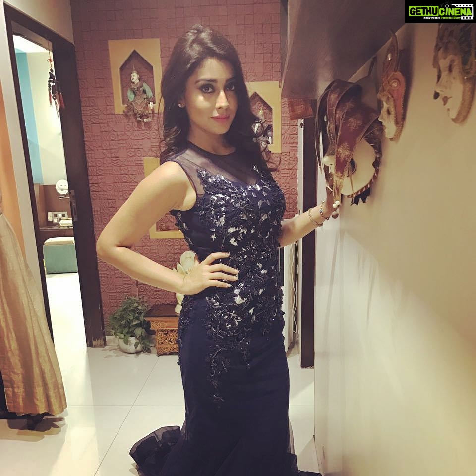 Shriya Saran Instagram - Wearing #falguniandshanepeacock makeup by me! Hair @makeupbyapurva photographer my little nephew