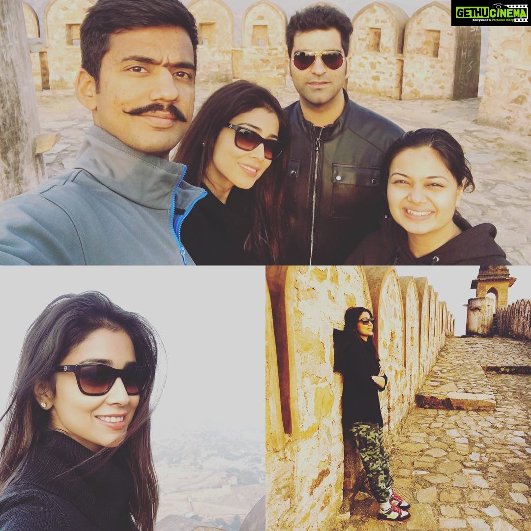 Shriya Saran Instagram - #trecking #cousins #earlymornings #amerfort #armyman @prasheen21 @ritika_bhatnagar