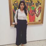 Shriya Saran Instagram - At #artnow @jehangirartgallery by gitika and Sunaina . Wearing sameer madan pants . Styled by @nitashagaurav