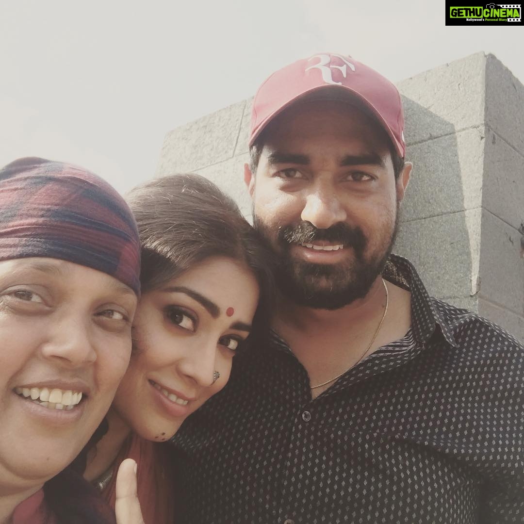 Shriya Saran Instagram - #gautamiputrasatakarni #work #song #yekimeda #shooting with my favourite Brinda master. My first choreographer! Every thing I know about dancing in front of camera is because of you. Love you ! Thanks Kriss for believing in me ! Kriss ,make working in movies more fun than holidays ! #missing #sets #castandcrew #yekimeda #gautamiputrasatakarni #work