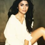 Shriya Saran Instagram - My covid look.... Virtual , Video meetings ready, chilling in Shorts .... make up and hair ready. Waiting to meet real people now. Real meetings . Shot by @manasisawant styled by @rajattangriofficial Make up @rajesh_gupta789 Sending you all virtual hugs .