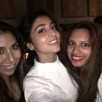 Shriya Saran Instagram - New friends. #NYC #love #lovethesegirls #thankyou