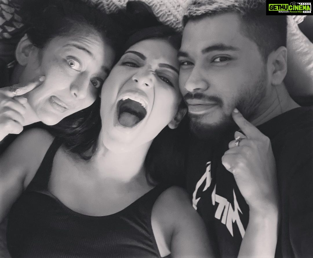 Shruti Haasan Instagram - Just my fav humans 🖤💕🧿 @aksharaa.haasan @santanu_hazarika_art
