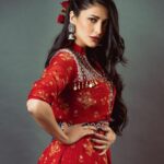 Shruti Haasan Instagram - 🥀🌹♥️ Outfit @label_anushree Stylist @neeraja.kona Photographer @the_pixel_farmer Asst by @manogna_gollapudi makeup @makeupartist_arti hair @noori_hairstylist 🧿