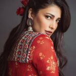 Shruti Haasan Instagram - 🥀🌹♥️ Outfit @label_anushree Stylist @neeraja.kona Photographer @the_pixel_farmer Asst by @manogna_gollapudi makeup @makeupartist_arti hair @noori_hairstylist 🧿