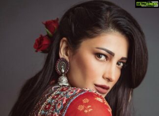 Shruti Haasan Instagram - 🥀🌹♥️ Outfit @label_anushree Stylist @neeraja.kona Photographer @the_pixel_farmer Asst by @manogna_gollapudi makeup @makeupartist_arti hair @noori_hairstylist 🧿