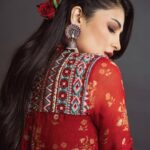 Shruti Haasan Instagram - 🥀🌹♥️ Outfit @label_anushree Stylist @neeraja.kona Photographer @the_pixel_farmer Asst by @manogna_gollapudi makeup @makeupartist_arti hair @noori_hairstylist 🧿