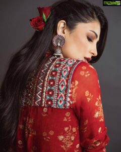 Shruti Haasan Instagram - 🥀🌹♥️ Outfit @label_anushree Stylist @neeraja.kona Photographer @the_pixel_farmer Asst by @manogna_gollapudi makeup @makeupartist_arti hair @noori_hairstylist 🧿