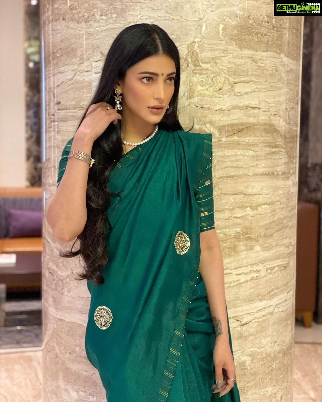Shruti Haasan Instagram - 💚🖤🧿 in a saree by @_deepthee_ styled by @harmann_kaur_2.0 and hmu @makeupartist_arti @heysurekha