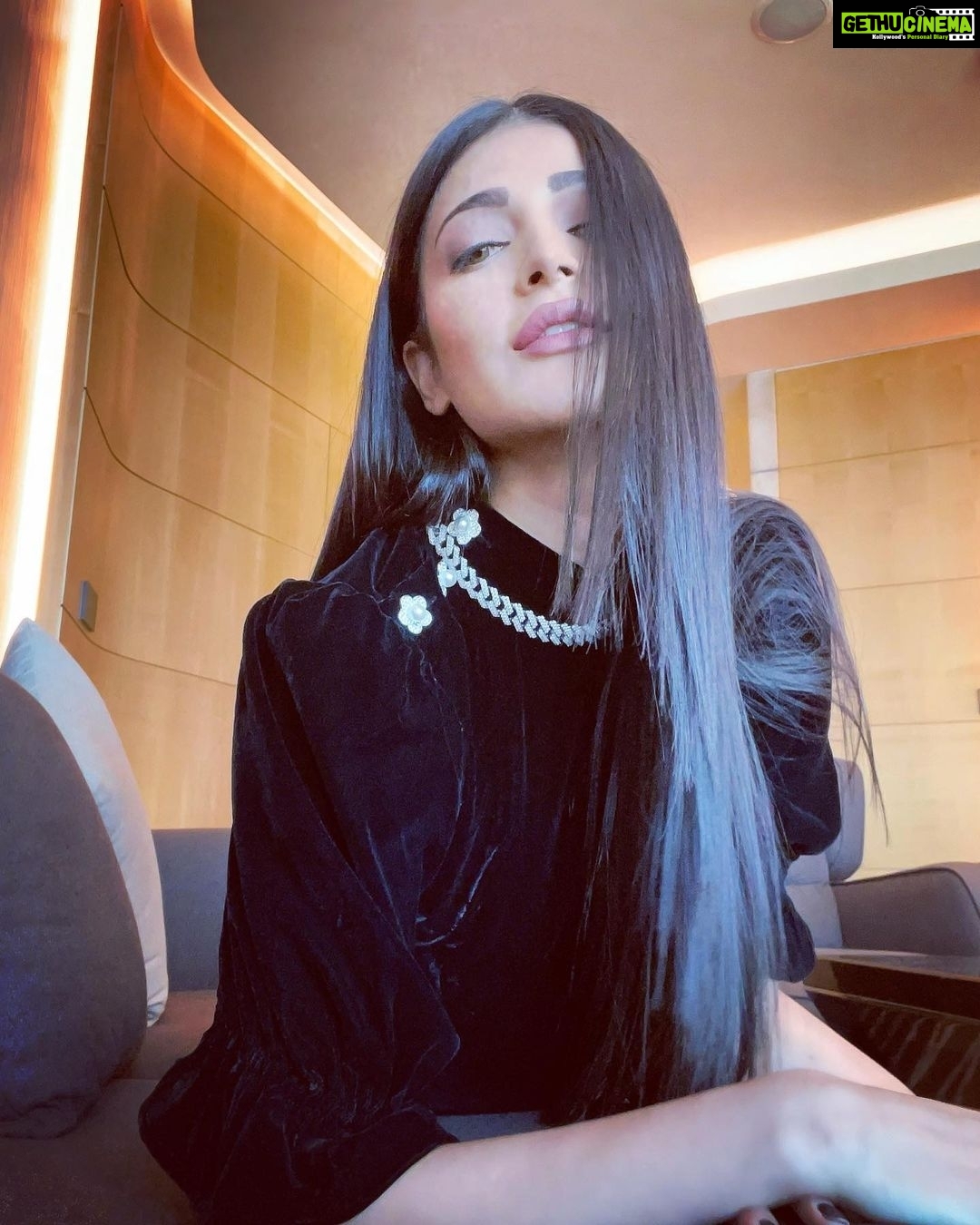 Shruti Haasan Instagram - Today I’ll wear my Little black dress 🖤 #dubai