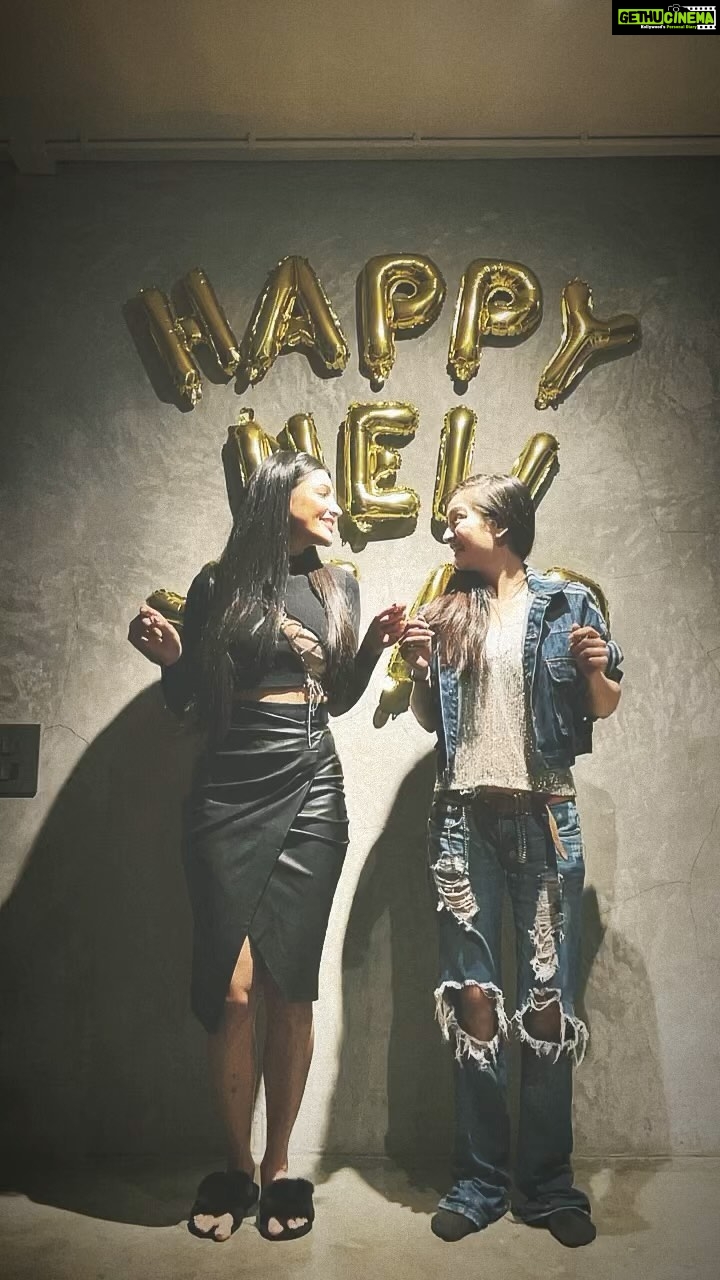 Shruti Haasan - 676.9K Likes - Happy new year from us to you ⦠ā¤ļøš this has been our fav sister song for like a 100 years now 𤣠we hope you have a blessed and amazing new year š Lots of love @aksharaa.haasan and moi š