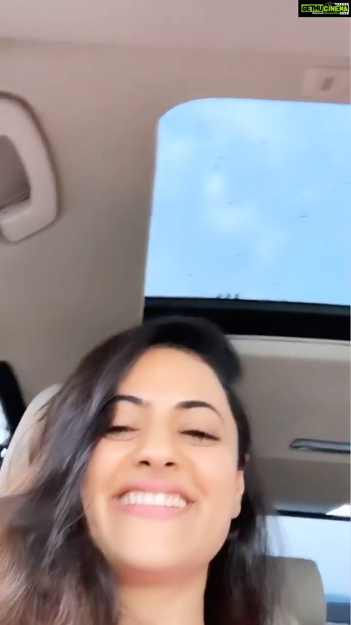 Shruti Sodhi Instagram - Pesh karte hain ➡️ One rainy..listening to 90s songs kind of evening drive in aamchi Mumbai #missthisday #shrutisodhi #drive #throwback #throwbackthursday