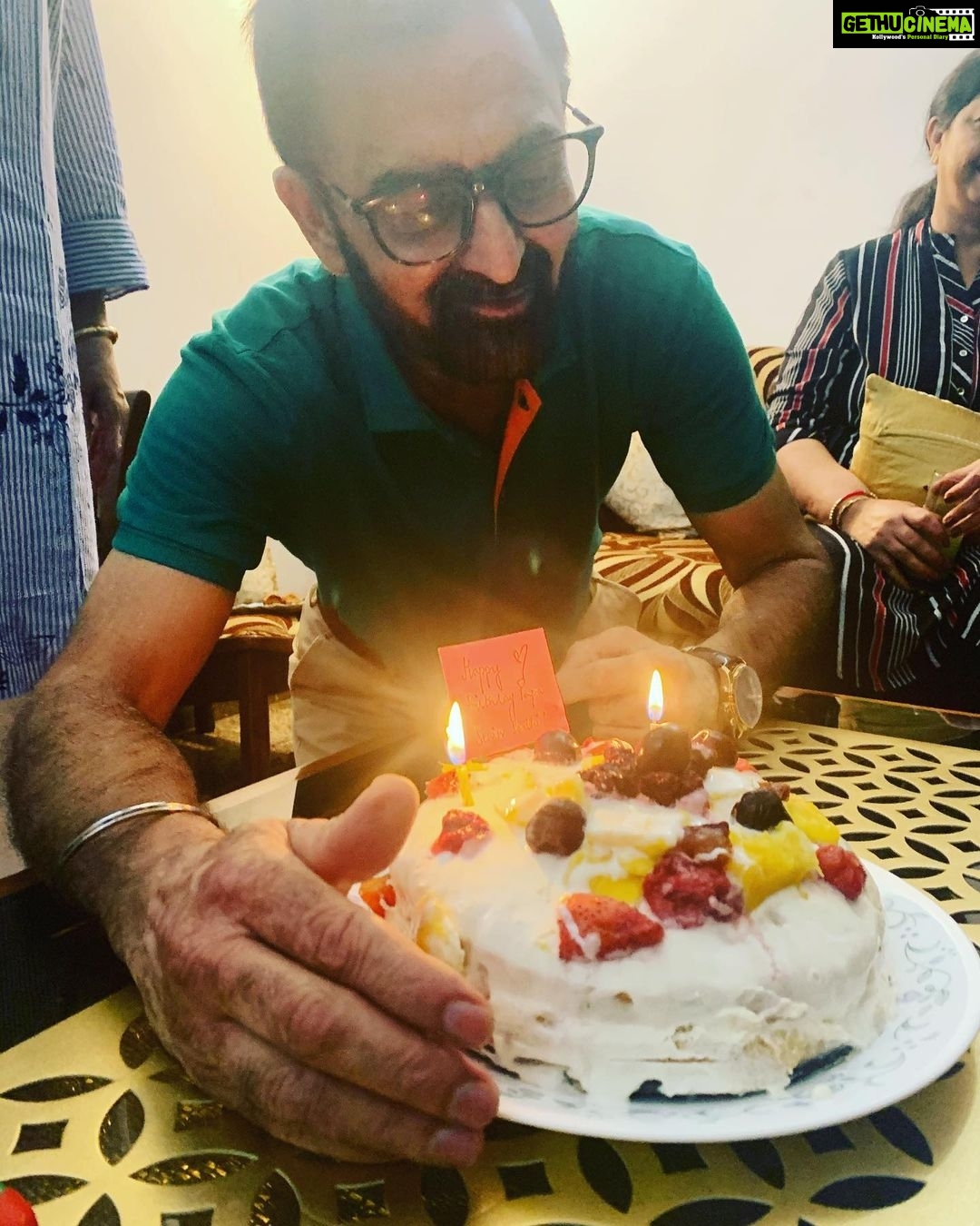 Shruti Sodhi Instagram - Happy happy birthday papa @kuldipsinghs ❤️🎉🎂May this coming year be a long fun vacation after all the hard work you’ve put in this year..enjoy your time as you deserve to🤗Love you!❤️ #happybirthday