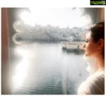 Shruti Sodhi Instagram – खिड़कियों se jitni kahaaniyaan dikhti hain utni kahaaniyaan unpar milti bhi hai 🪟 ☀️ 👀 #shrutisodhi #stories #window #musings Udaipur – The City of Lakes