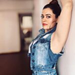 Shruti Sodhi Instagram – Break into a dance every now and then 💃🏻 stop to listen to music every now and then 🎶 throw your hands up in the air and watch the world go by every now and then🚦🌟 #lifedoneright #shrutisodhi