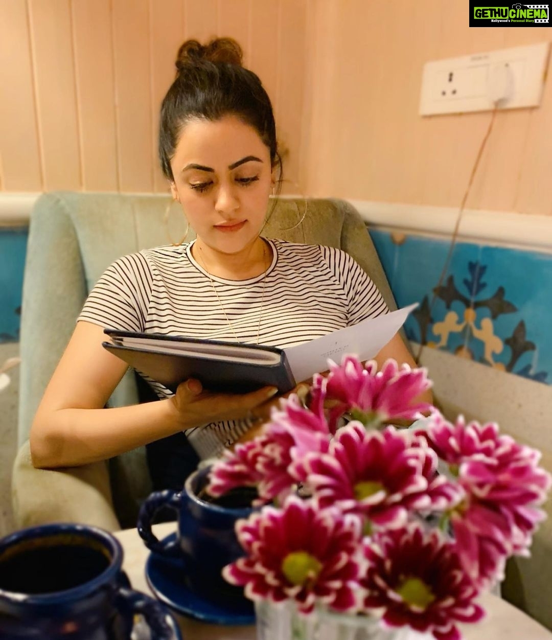 Shruti Sodhi Instagram - Another new year resolution of mine- Read more than I did in 2020. And not just menus but books😅😋 #shrutisodhi #newyearresolution #readmorebooks #lovemenustoothough 😁