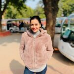 Shruti Sodhi Instagram - Are you that person who wears 4 layers in winters while the others wear maximum 2? 😄 #shrutisodhi #firsttripoftheyear