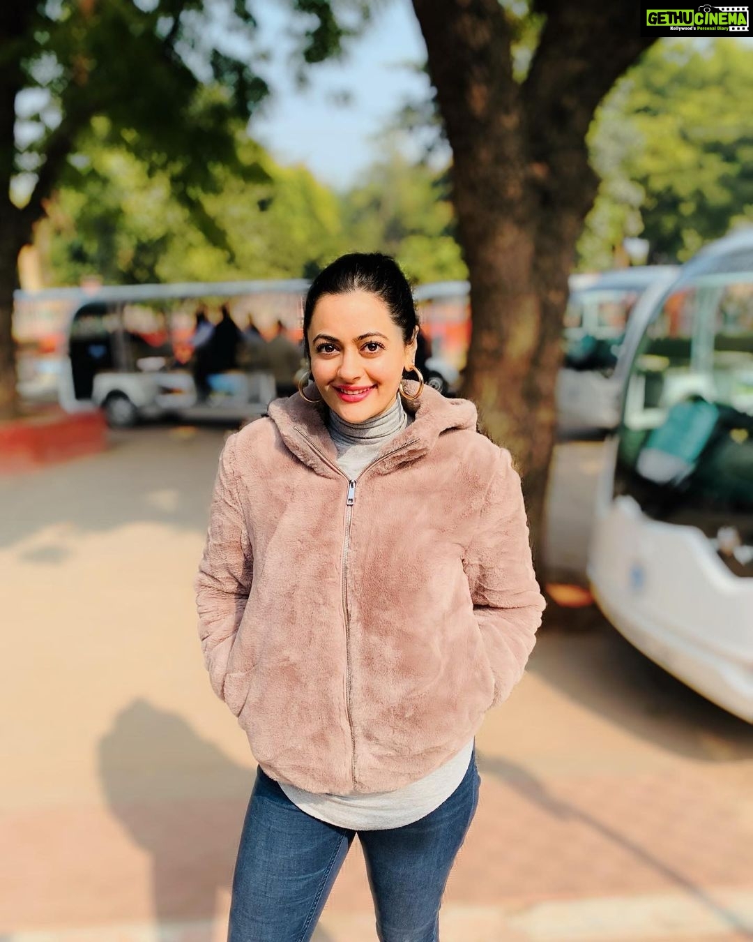 Shruti Sodhi Instagram - Are you that person who wears 4 layers in winters while the others wear maximum 2? 😄 #shrutisodhi #firsttripoftheyear
