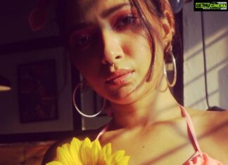 Shweta Basu Prasad Instagram - सूरजमुखी . . 📸 @itswolfienair 👗 💄 self Versova, Mumbai