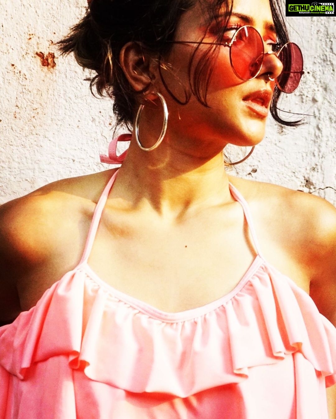 Shweta Basu Prasad Instagram - सूरजमुखी . . 📸 @itswolfienair 👗 💄 self Versova, Mumbai