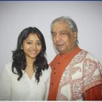 Shweta Basu Prasad Instagram - Padm Vibhushan Pandit Birju Maharaj Kathak virtuoso 4 February 1938 - 17 January 2022 नमन . . I met Maharaj ji in 2011, interviewing him for my documentary film Roots about classical music and classical dance. I remember him as a gentle soul, bright eyes, childlike energy and a beautiful smile. I met him many more times after that and had wonderful conversations. . I have had the good fortune to watch him perform live. At Shanmukhanand Hall, NCPA and Jan Fest St. Xavier’s college. I remember one particular performance of his, where he matched the beat to the tune of a telephone instead of tabla and all of us in the audience watched him in awe! . He comes from a legendary family of Kathak dancers- Shambhu Maharaj and Lachhu Maharaj are his uncles. Lachchu Maharaj ji choreographed in the movies Mughal-e-Azam and Pakeeza. Pandit Birju Maharaj too, like his uncle choreographed for Hindi films like Shatranj ke khiladi by Satyajit Ray, Yash Chopra’s Dil Toh Pagal Hai and Devdas and Bajirao Mastaani by Sanjay Leela Bhansali. . End of an era. Have a peaceful journey ahead Maharaj ji, you’ll be missed ❤️ #panditbirjumaharaj