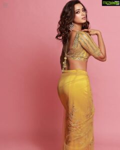 Shweta Tiwari Instagram - Sunshine ☀️ Saree @nitikagujralofficial Earrings @viariaccessories Styled by @stylingbyvictor @sohail__mughal___ Assisted by @tanisha_agrwal Makeup @darenmemonofficial Hair @priyayolmobhatia Clicked by @amitkhannaphotography