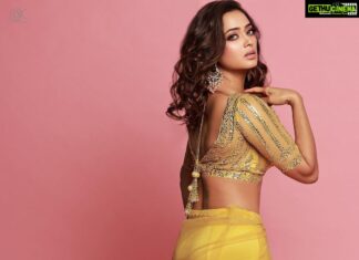 Shweta Tiwari Instagram - Sunshine ☀️ Saree @nitikagujralofficial Earrings @viariaccessories Styled by @stylingbyvictor @sohail__mughal___ Assisted by @tanisha_agrwal Makeup @darenmemonofficial Hair @priyayolmobhatia Clicked by @amitkhannaphotography