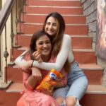 Shweta Tiwari Instagram – Kabhi pyar kabhi hoti hai fight 
Yeh sath hai toh hojata hai sab right
Meri beti ko meri taraf se #ChatpataShukriya 
#TedhiHaiParMeriHai @Kurkuresnacks @palaktiwarii