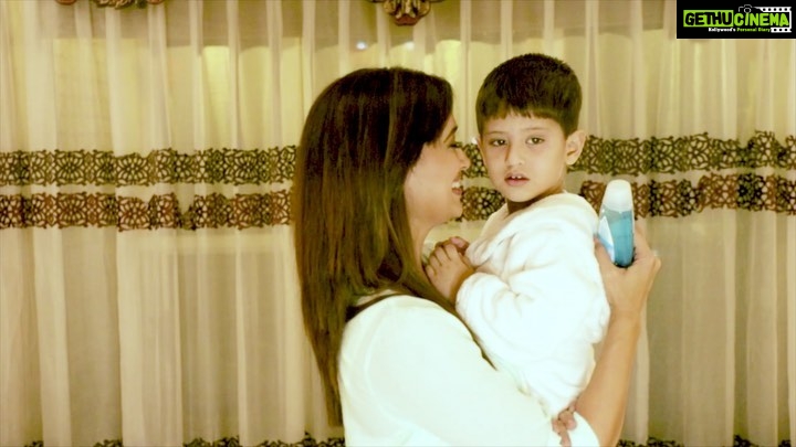 Shweta Tiwari Instagram - Reyansh loves water and shampoo time is his favourite time of the day. Watching him have fun during shampoo time with no more tears and only giggles makes me so happy. All thanks to Johnson’s baby Active Kids Clean & Fresh Shampoo made with No More Tears Formula – it is as mild as pure water that helps prevent eye irritation and redness. Johnson's baby is giving you a chance to win prizes worth 55K & more and feature in their digital ad. Go follow @johnsonsbabyindia instagram page and participate in the contest by sharing videos of your little ones having fun to the jingle during shampoo time. Participate now and win big. Hurry! #ChooseGentle #GentleTogether #JohnsonsGentleTouch @momspresso