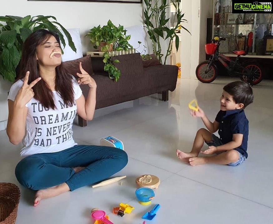 Shweta Tiwari Instagram - My #nanhayatri Loveees playing with Dough! Last week, i came across a video on @johnsonsbabyindia , on 'How to make colorful play dough for babies'. Reyansh and i drew inspiration from this interactive indoor activity and tried our hand at it too! Taking into consideration how babies tend to chew on toys, colorful edible play dough is a safe alternative. It is not only fun to play with but also helps in developing their sensory skills. We had an absolute blast doing this together! As a family, in this time of uncertainty, we decided to come together to create memorable moments and a positive atmosphere for each other, with each other. Try this engaging activity with your little one, capture and share your moments, tagging @johnsonsbabyindia and the best will stand a chance to feature on their brand page! Dough it! #CHOOSEgentle #GentleTogether