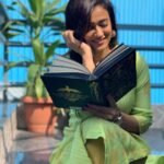 Shweta Tiwari Instagram – Grateful for Small Things, Big Things, and Everything in Between 🙏🏼 #thankyougod #stayhappy #booksandme #paathleela