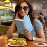 Shweta Tiwari Instagram - ☕️😃#booksandme #paathleela