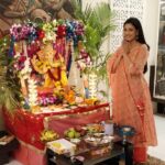 Shweta Tiwari Instagram - Ganpati Bappa Morya 🙏🏼🙏🏼🙏🏼 Styled by @ruchika_jalan Assisted by @ankita_surana_ Outfit by @the_homeaffair_jaipur