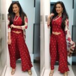 Shweta Tiwari Instagram - Heyyy Everyone let’s Rock and Roll 🎸!!! See you all at Kamani Auditorium ❤️❤️❤️ Style by @ruchika_jalan Assisted by @ankita_surana_ & @aash_hashmi Outfit by @narayani_adukia Jewellery by @thejaydeshop