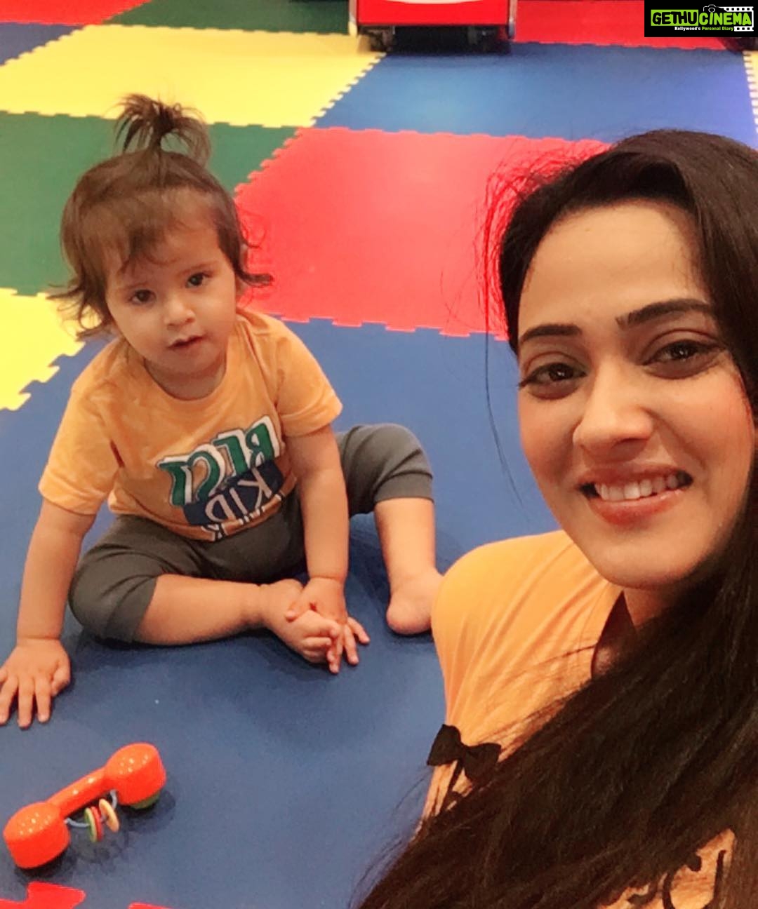 Shweta Tiwari Instagram - Two hours halt in Dubai was a real bliss!!! Transit/halts are the nightmares for any lone mother travelling with her infant. Thanks a ton to @emirates lounge and their staff members for making the Dubai halt so easy and convenient for me. I am glad I chose #emiratesairline #emirateslounge #nanhayatri Wedland Photography planner