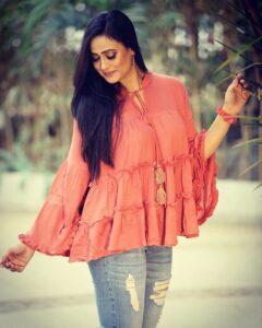 Shweta Tiwari Instagram - Only I can change my Life... no one else can do it for me..!😊Rustic Ruffled Top by @vajor