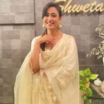 Shweta Tiwari Instagram – 💛💛💛

Outfit @jhanviaakrati
Styled by @stylingbyvictor @sohail__mughal___