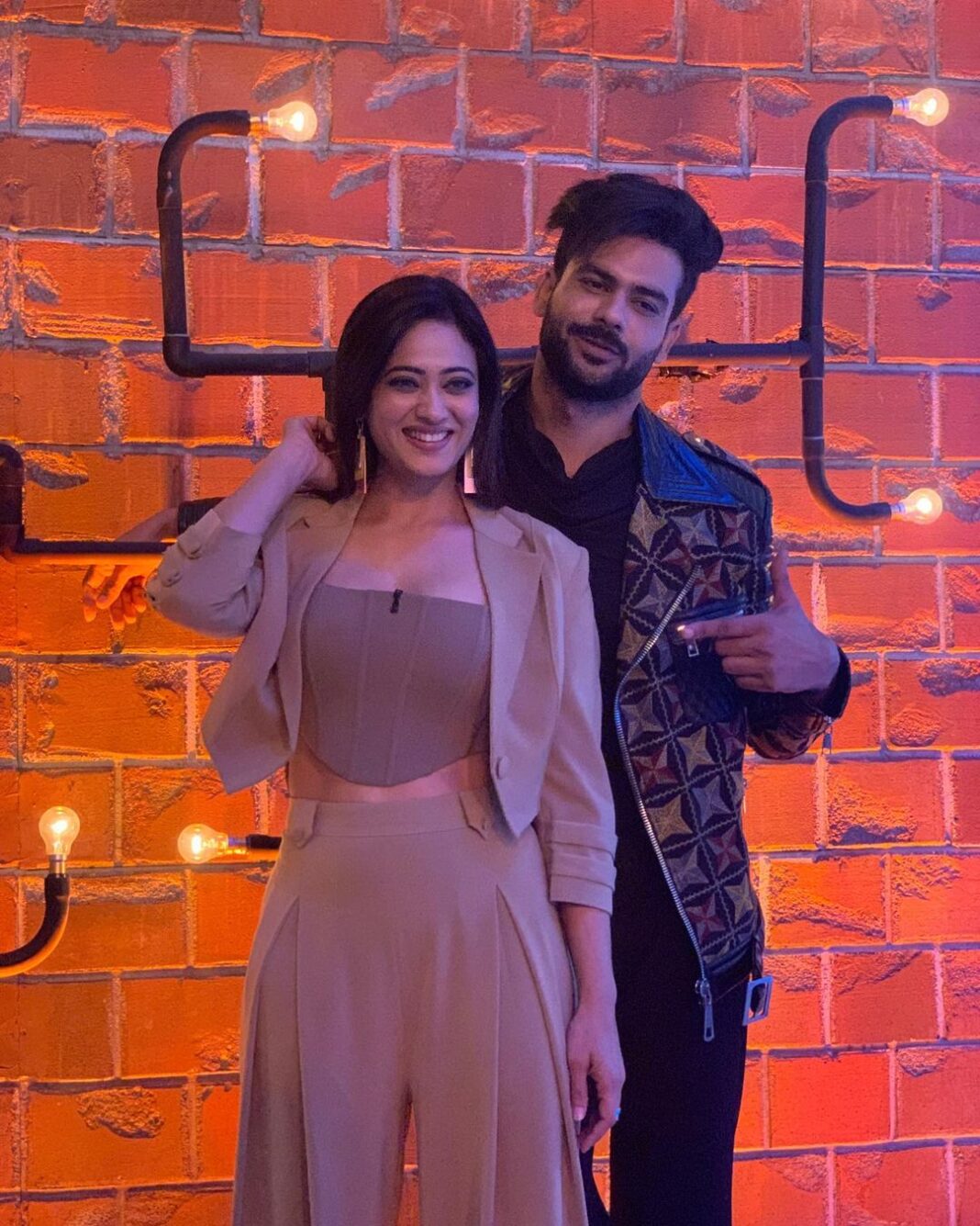 Shweta Tiwari Instagram - A beautiful journey of a beautiful show comes to an end…!Promises to always stay in touch and never ending friendship are made..A journey full of memories, Endless talks,Endless lessons Comes to an End ! #kkk11 #darrvsdare @itsrohitshetty @vishalsingh713 @arjunbijlani @divyankatripathidahiya @divasana @aasthagill @varunsood12 @sourabhraaj.jain @anushkasen0408 @rahulvaidyarkv @ashukla09 @nikki_tamboli @maheckchahal I am going to Miss all of you ♥️♥️♥️