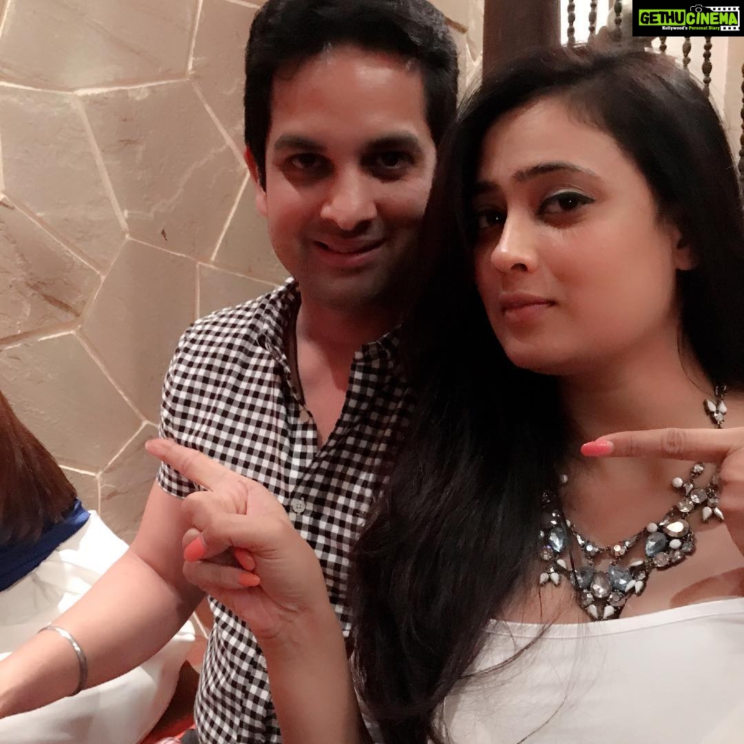 Shweta Tiwari Instagram - After so much of traffic finally we meet for a wonderful evening. Happy Birthday @priyankavikaaskalantri 😘😘😘😘(yes, I am a day late to post this.. Maafiii plijjjj...😬)