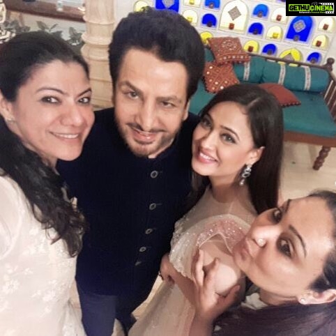 Shweta Tiwari Instagram - It was wonderful working with the legend #GurdasMaanji .He is so patient, not only with me, but with everyone in the crew. He has a style that is so easy, unique and will never be copied . And Thank you for styling me @dilnazkarbhary And Pooja we are definitely meeting soon.ππ