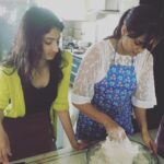 Shweta Tiwari Instagram - On Mother's Day... Making Pizza at home...!! With the one and only Lavu the Great @palaktiwarii ..:)😍🍕🍕🍕#happymothersday