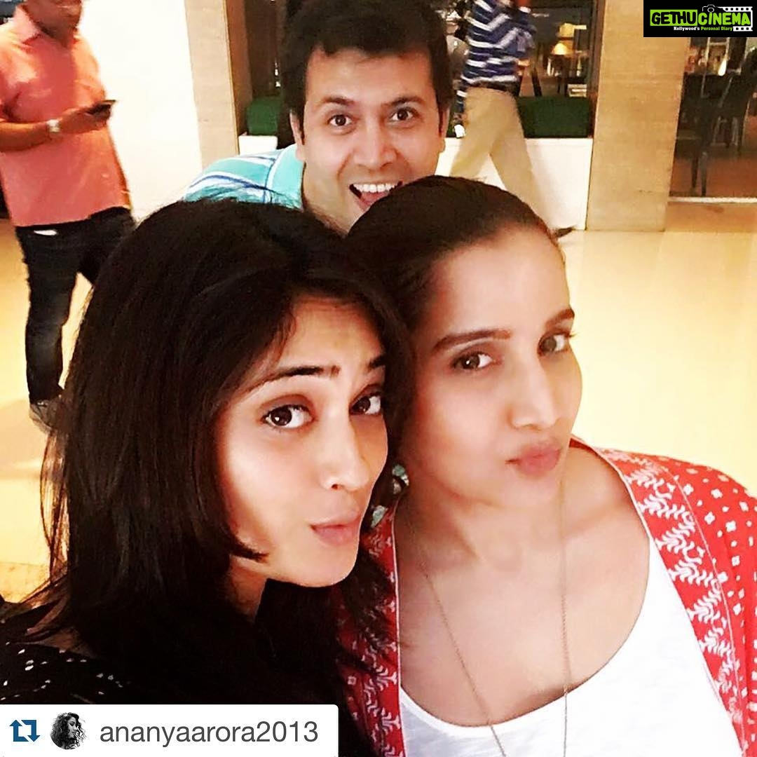 Shweta Tiwari Instagram - #Repost @ananyaarora2013 with @repostapp. γ»γ»γ» Here's to never growing up!AB bombs our selfie. ππΆπ»πΈπΈπΈ