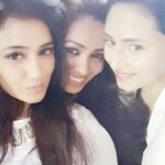 Shweta Tiwari Instagram – Ladiezzzzzzz…. 🙅🏻🙆🏻🙋🏼#shwetatiwari #vaishnavi #richa