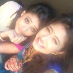 Shweta Tiwari Instagram - Pagliiii Poonam...!! Jale huye haathon se bhi Selfie leti hai.. Ufff...😝 #bts #begusarai #shwetatiwari #shivangijoshi