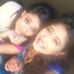 Shweta Tiwari Instagram – Pagliiii Poonam…!! Jale huye haathon se bhi Selfie leti hai.. Ufff…😝 #bts #begusarai #shwetatiwari #shivangijoshi