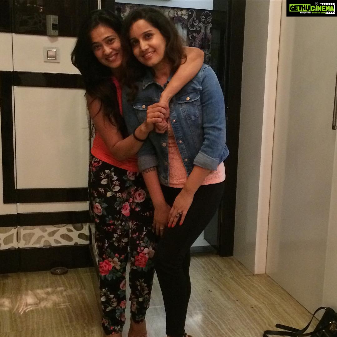 Shweta Tiwari Instagram - One Friend with Whom you have a lot in common is better than three with whom you struggle to find things to talk about..👩❤️💋👩 #movies #gossip #laughing #dinner #andlotsofFun