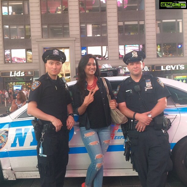 Shweta Tiwari Instagram - I got arrested OH MY GOD... Hahahaha... 😂😂😂 #timesquare #newyork Times Square, New York City