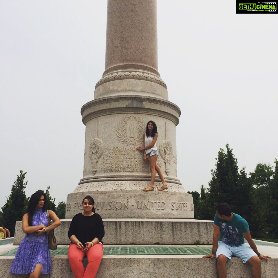 Shweta Tiwari Instagram - 😅😍 #TheWorldWar1Memorial in #WashingtonDC